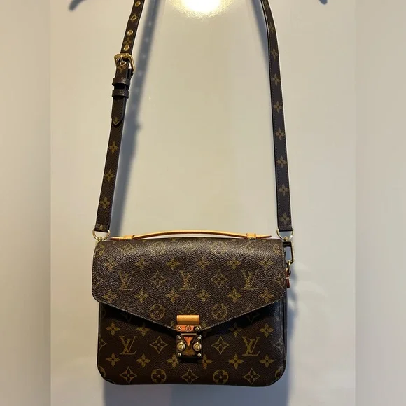 Louis Vuitton Monogram Metis Bag with 2 straps - Picture 4 of 17